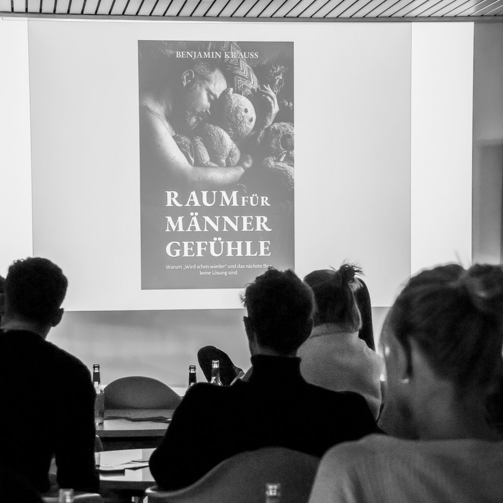 Lesung und Gespräch 12min.me vh ulm Raum für Männergefühle Benjamin Krauss 2025-11-20-{Folgenummer (01)»}-8